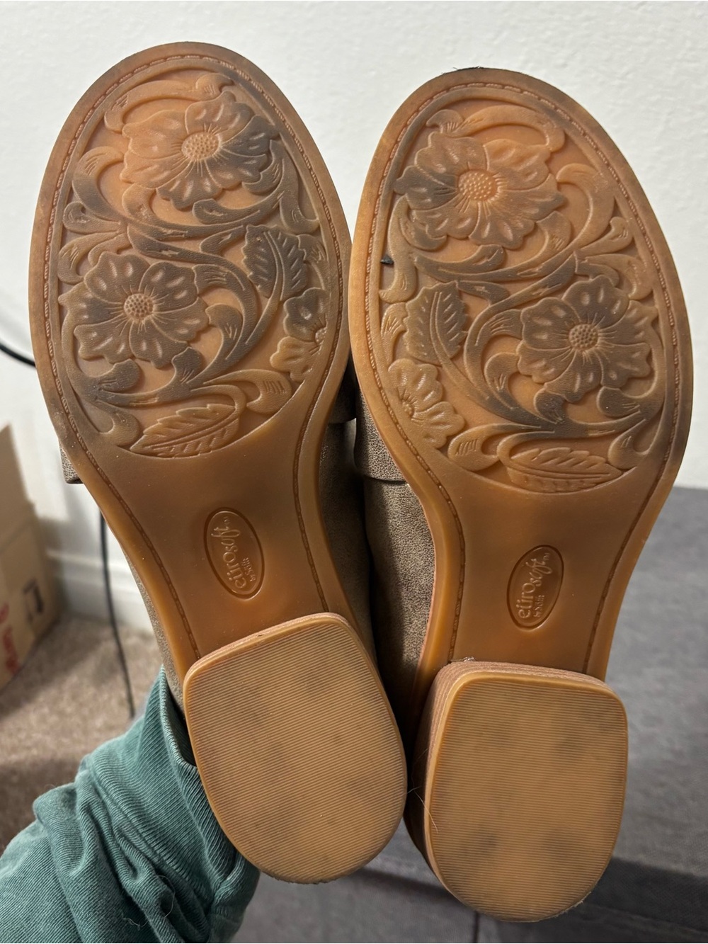 EuroSoft by Sofft Cidney Light Taupe Crossover Slip-On Mules size 8.5 - Picture 4 of 10